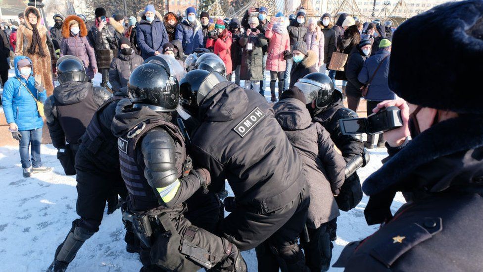 Poliția rusă a descins la sediul unui site de ştiri/FOTO: Getty