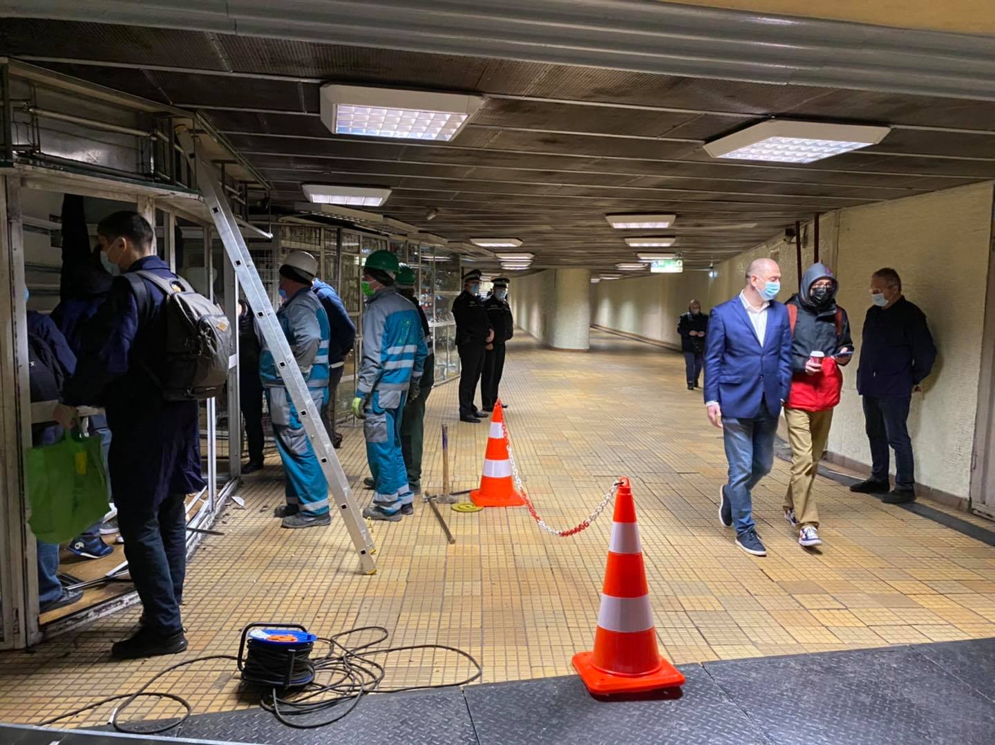 Chioșc ilegal în stația de metrou Ștefan cel Mare. / Foto: Radu Mihaiu, Facebook