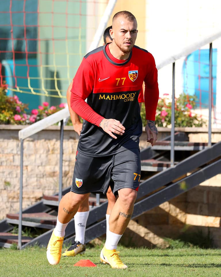 Fotbalistul Denis Alibec, atacat de hoți la Barcelona. A fugit și i s-a deschis operația. / Foto: Denis Alibec / Facebook