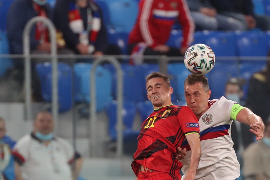 Timothy Castagne îtr-un duel aerian Foto: gettyimages