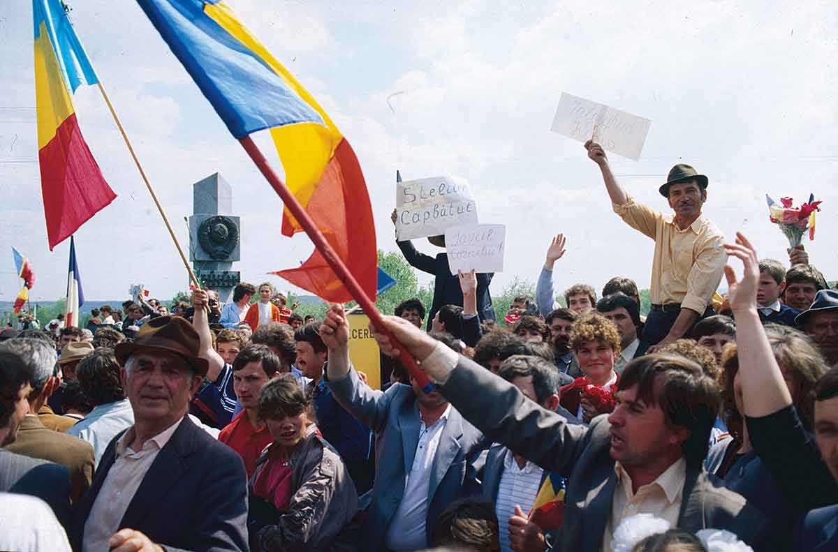 FLORI ȘI BANI Pe 7 mai 1990, moldovenii de pe
ambele maluri s-au reîntâlnit pe „Podul de flori”. Stânga: la Albița. După 30 de ani, florile nu mai ajung. România trebuie să ajute Moldova mai ales financiar - Foto: Getty Images