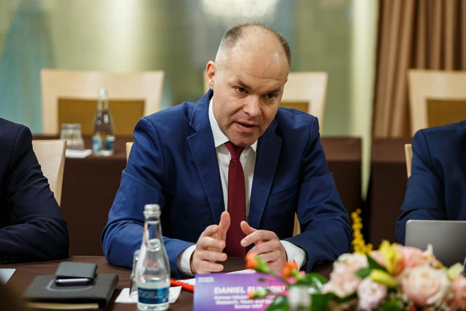 Daniel Funeriu: Activiştii, de orice fel, nu au ce căuta în şcoli. Trebuie opriți prin lege / FB