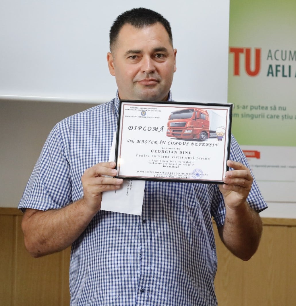 Șoferul de TIR care a salvat viața unei femei de 90 de ani, premiat de polițiști/FOTO: Facebook/PolitiaRomana