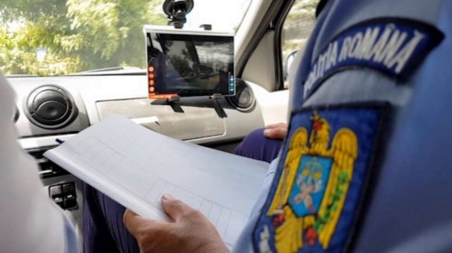 Examen de permis: elevul a sărit la bătaie în maşină la poliţistul care i-a spus că l-a picat/FOTO: ziaruldeiasi.ro