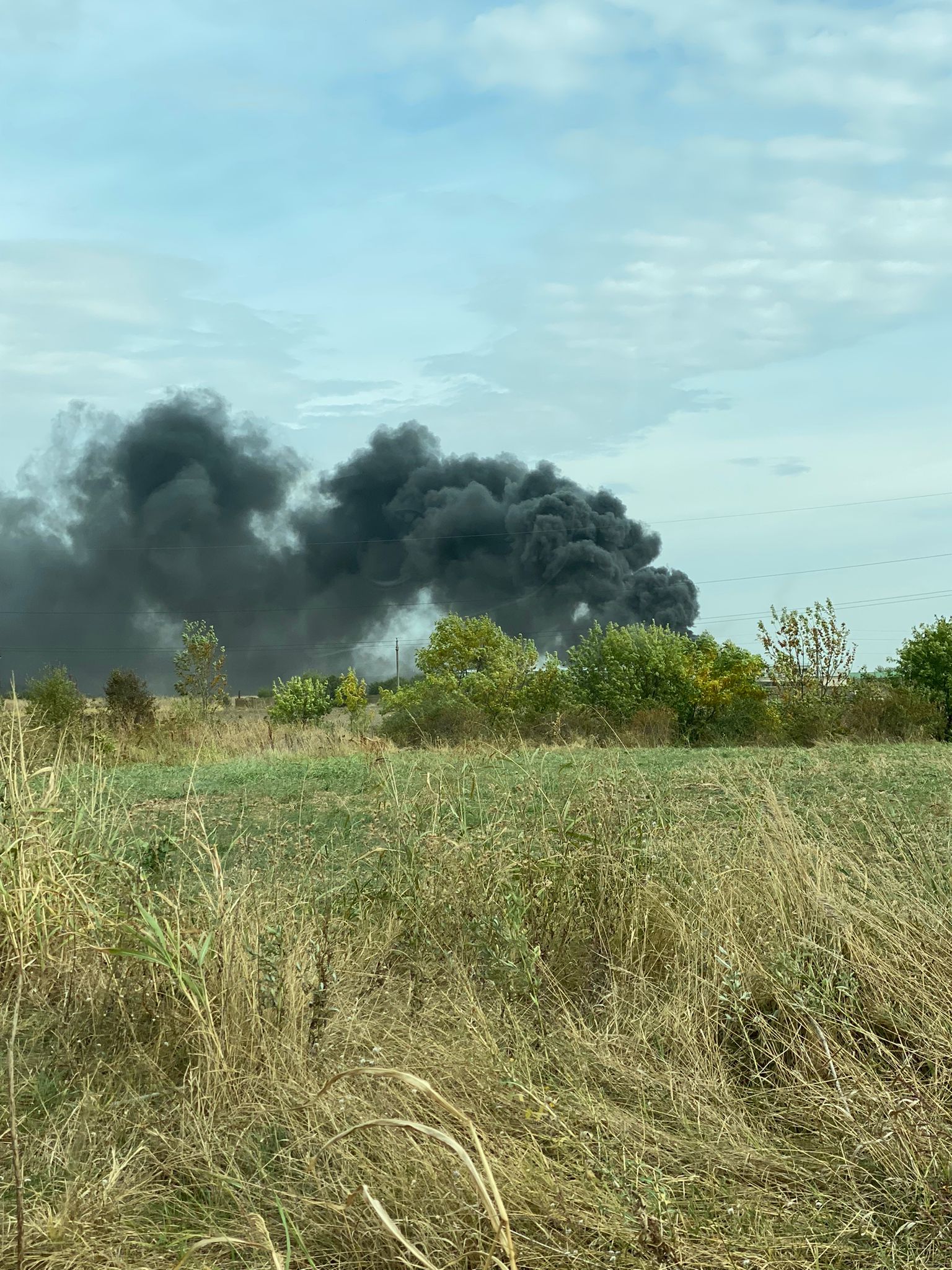 Incendiu de anvelope şi furaje, cu degajări mari de fum, la Adunaţii Copăceni. / Foto: jurnalgiurgiuvean.ro