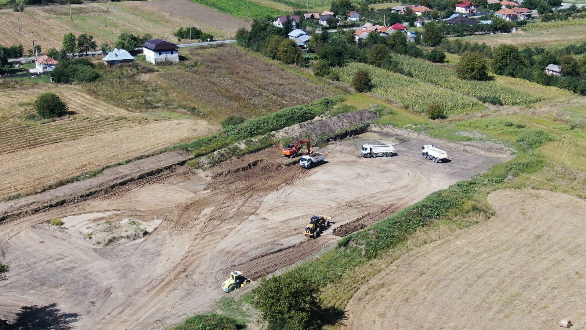 VIDEO Asfalt pe lotul 1 al autostrăzii Sibiu – Pitești. Încep lucrări pe alți 30 km. Gata în 2025 / CNAIR