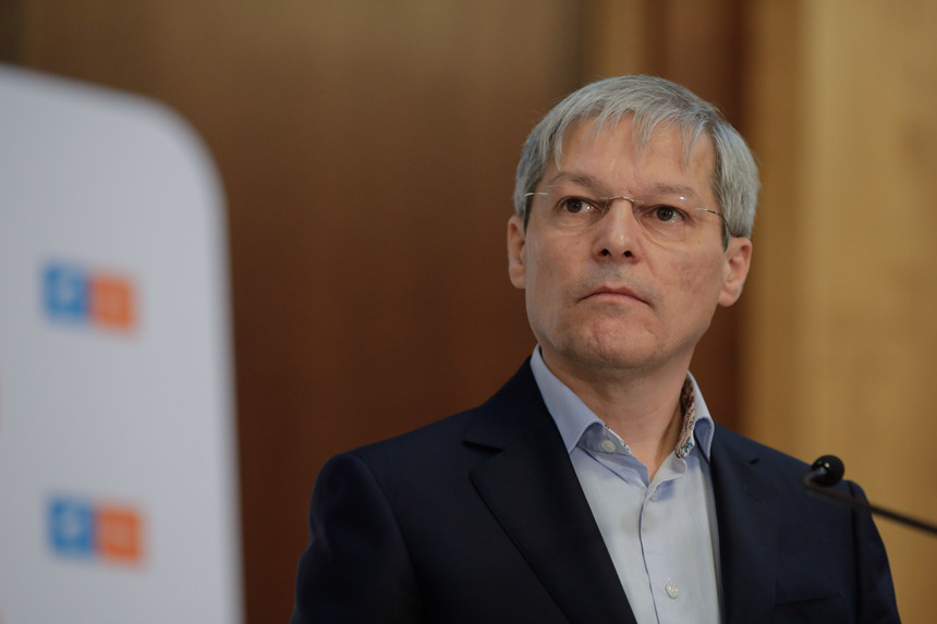 Cioloș nu își explică de ce câștigă mereu „şmechereala, combinaţiile şi bătutul din buze”. / Foto: news.ro