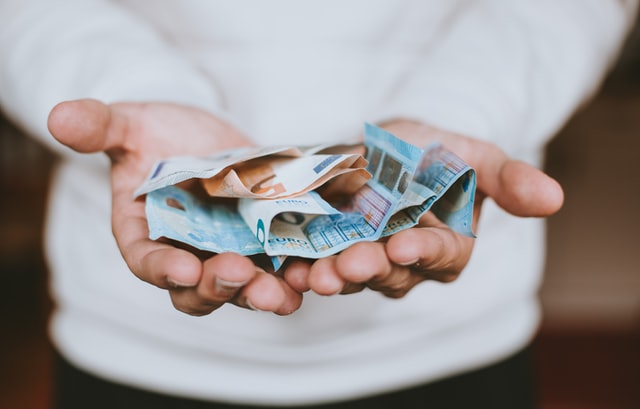 Cresc ratele românilor la bănci. Indicele ROBOR la trei luni a urcat la 2,20% pe an/FOTO: Unsplash