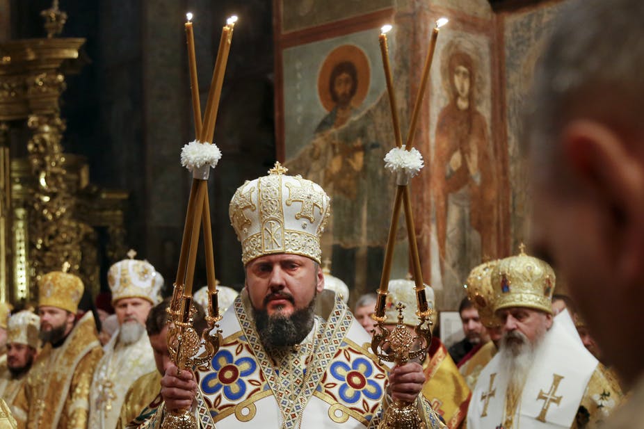 Preot testat pozitiv cu Covid, cercetat după ce a încălcat măsura izolării pentru a merge la slujbă/FOTO: theconversation.com