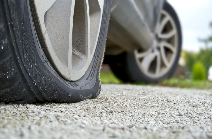 Un român din Austria a spart roțile mașinilor a 65 de vecini. Era deranjat de zgomote. / Foto: carcility.com