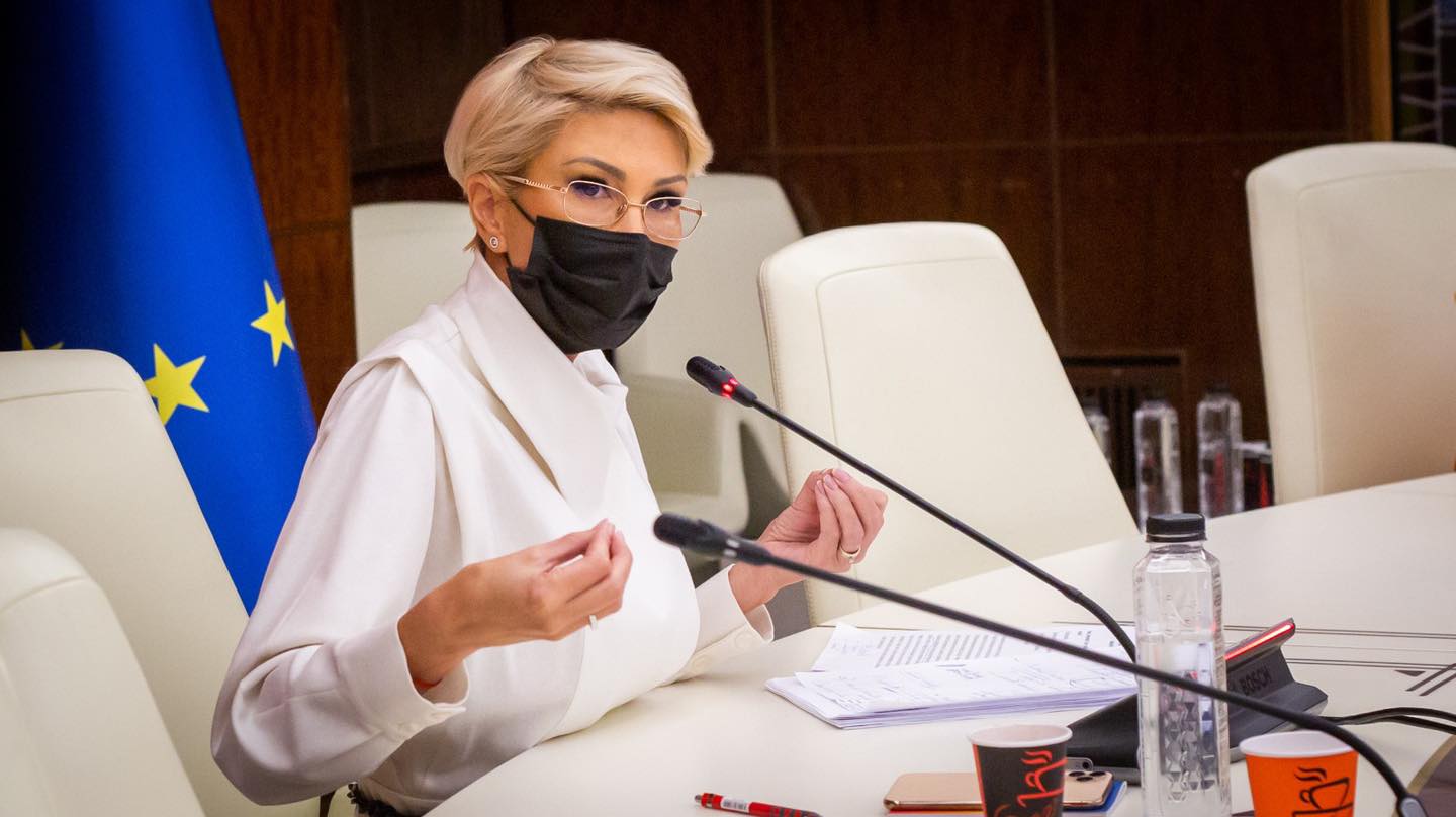 Turcan: Am luat bani de la alocaţii ca să alimentăm bugetul de pensii pentru luna noiembrie/FOTO: Facebook/RalucaTurcan