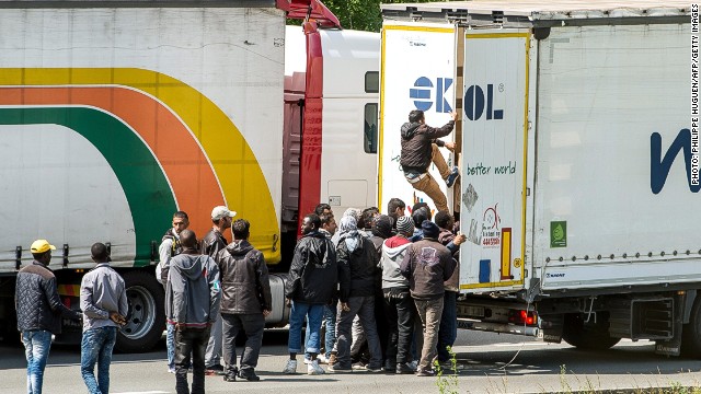 12 migranți afgani au fost prinși în timp ce încercau să treacă granița dintre România și Ungaria/FOTO: cnn.com