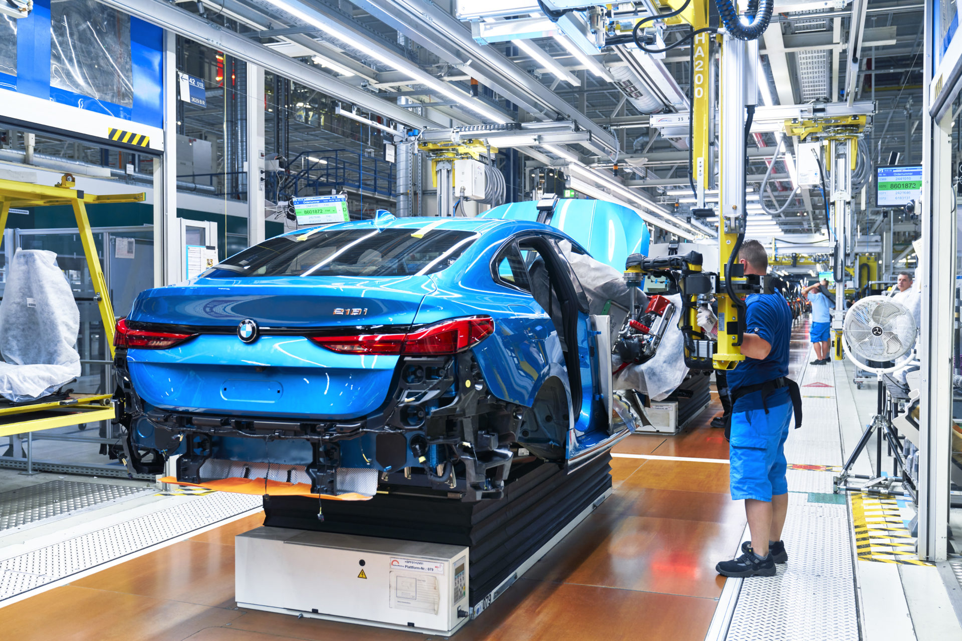La 30 de ani de la reunificarea Germaniei, BMW aliniază programul angajaţilor din Est și Vest. / Foto: bmwblog.com