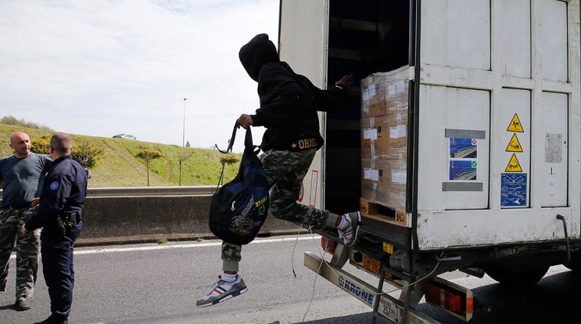 Un șofer de TIR a găsit trei migranți ascunși în remorcă în timp ce aștepta în coloană la frontieră/FOTO: awwsat.com