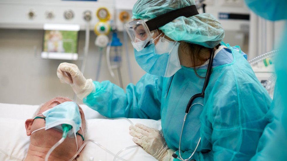 „Miracolul” românesc: România are un decedat la 12 infectări. Spania și UK, un mort la 400 infectări / BBC.com