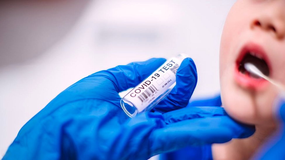 60% dintre profesori, 35% dintre elevii eligibili, vaccinați. 86 copii cu COVID după testele de azi / BBC
