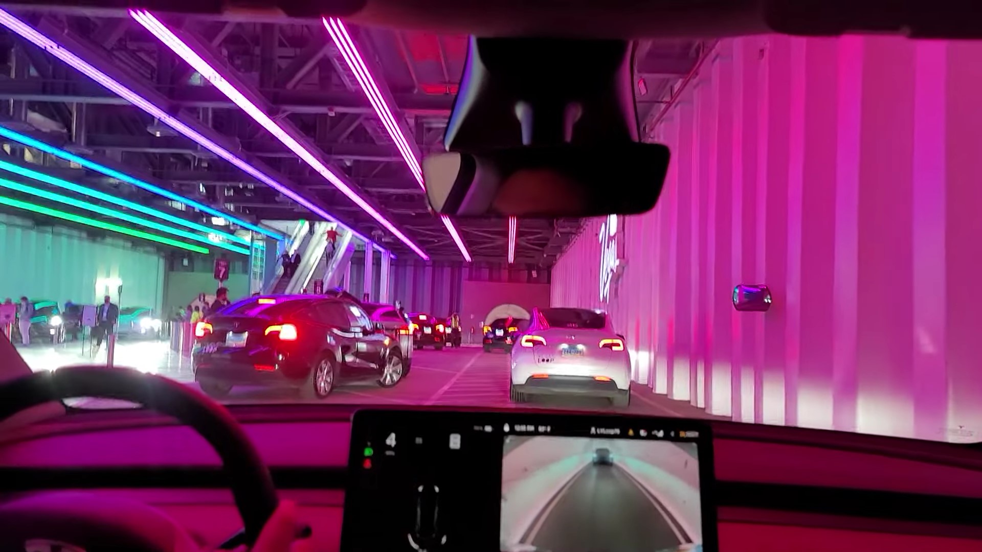 Deși a promis lipsa congestiei, hyperloop-ul lui Elon Musk s-a „înfundat” ca orice drum. / Foto: carscoops.com