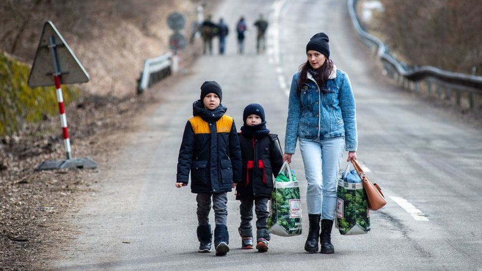 VIDEO Câteva zeci de ucraineni au cerut azil în România. 100.000 au ales Polonia / BBC