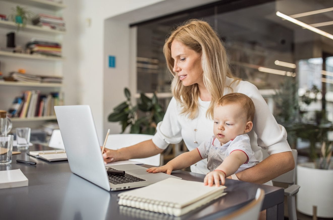 Mamele în concediu pentru creşterea copilului pot obţine venituri de natură salarială. Vezi condiția. / Foto: baby-chick.com