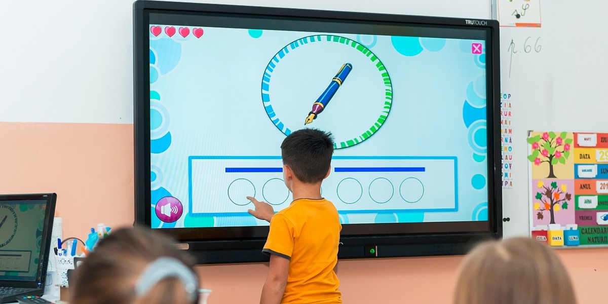 3.000.000.000 lei costă tablele inteligente pentru profesori. Ce funcții au și cum ajută la predare / macrotehnicus