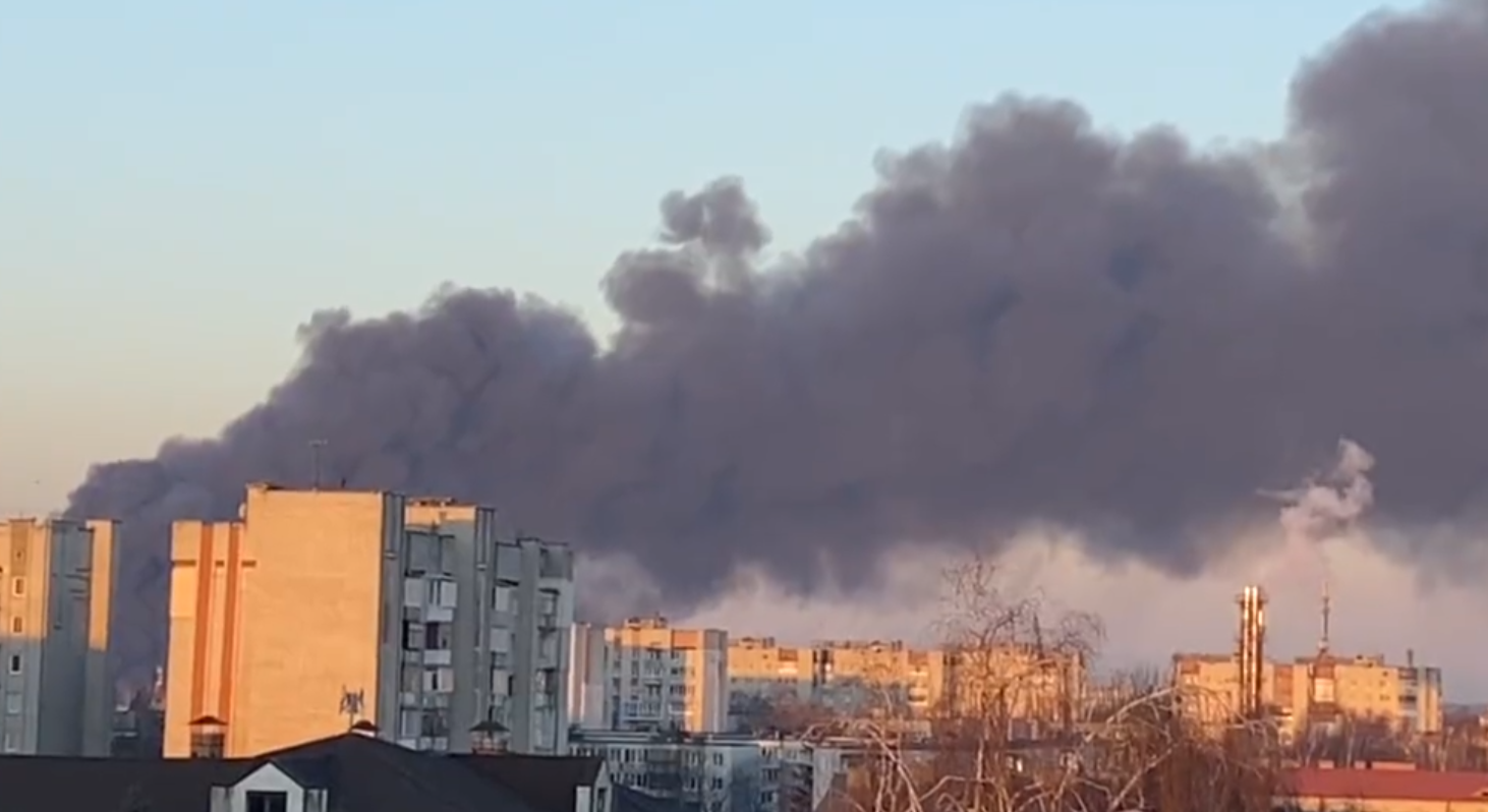 Bombardamente masive și fum văzut ridicându-se din direcția aeroportului din Lviv/FOTO: Twitter