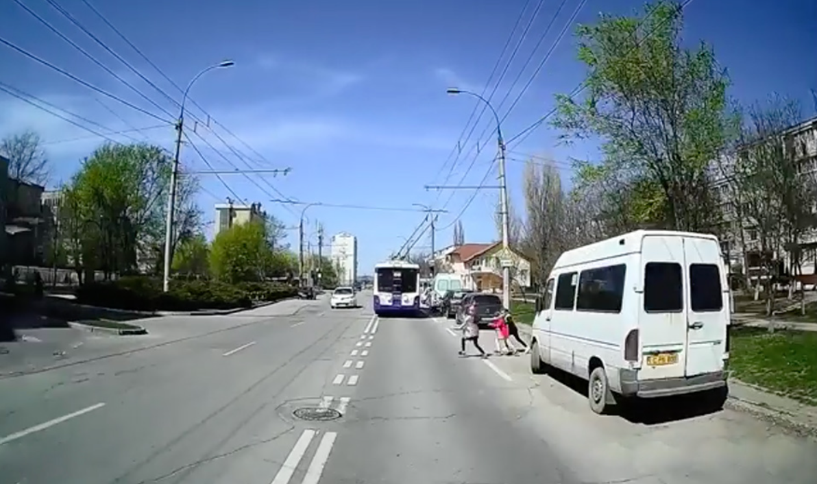 Accident grav, evitat la limită. Ce reacție au avut șoferii și cum au scăpat trei copii Foto: piataauto.md