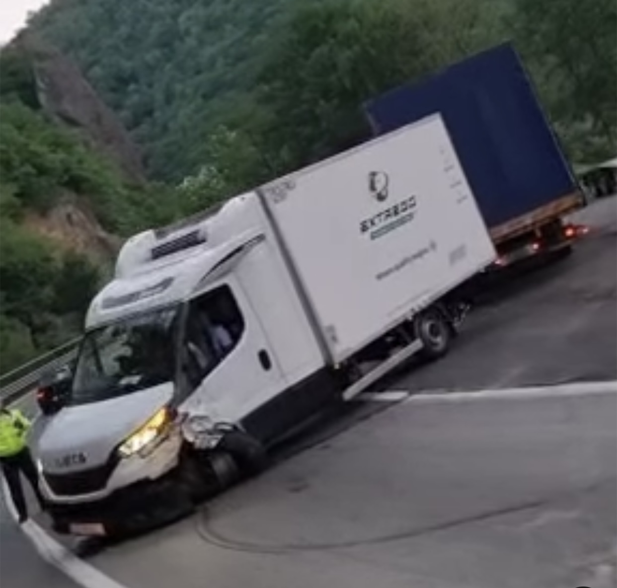 Accident într-o curbă de pe Valea Oltului, la Călimănești, între un autoturism și o dubă. / Foto: captură video