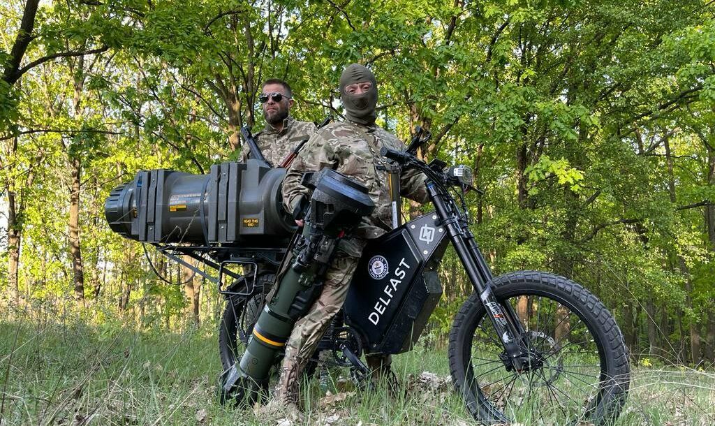 VIDEO Ucrainenii folosesc biciclete electrice modificate ca să transporte arme antitanc /Photo: Telegram via Daniel Tonkopi/Facebook