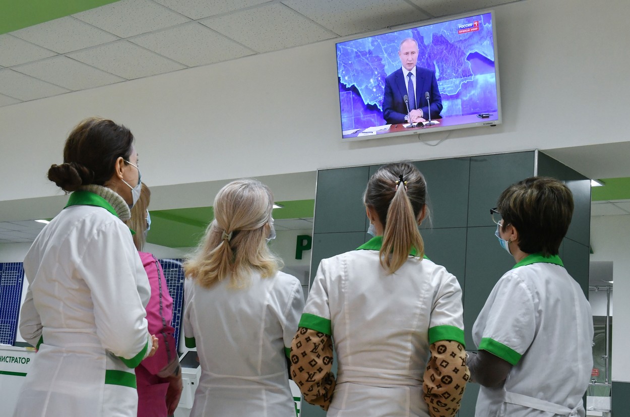 Putin, internat pentru a i se extrage lichid abdominal. Televiziunile folosesc colaje înregistrate / Profimedia
