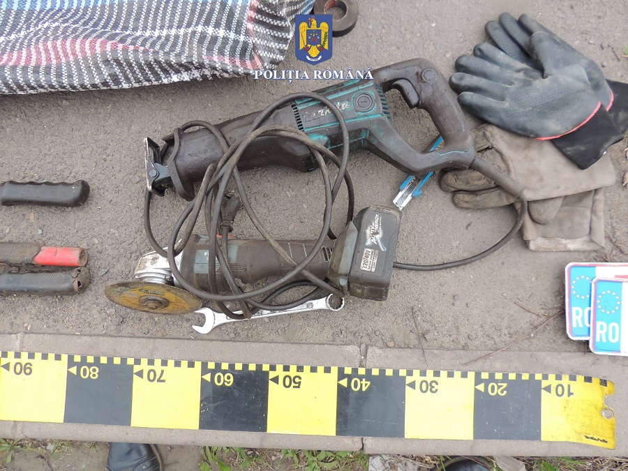 Hoții erau echipați cu scule speciale pentru a tăia tabla Foto: Poliția Română