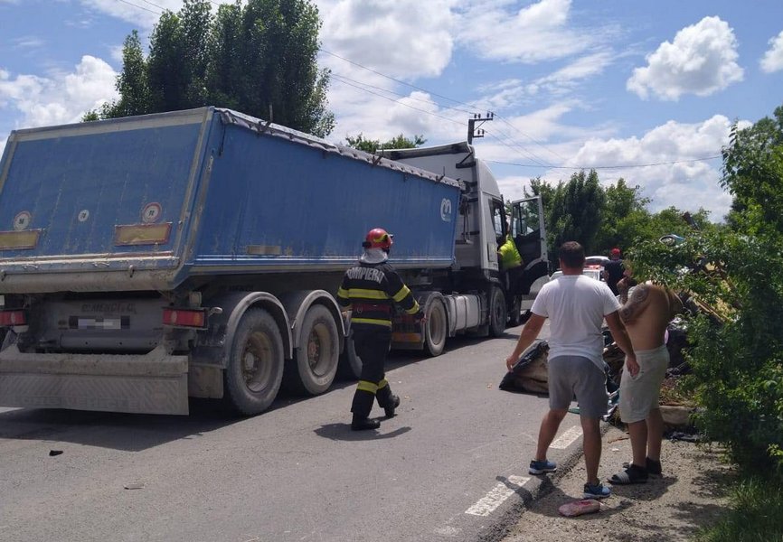 Accident cu 16 persoane, la Butimanu. Un TIR a acroșat o dubă și a proiectat-o într-o căruță. / Foto: targovistenews.ro, Facebook