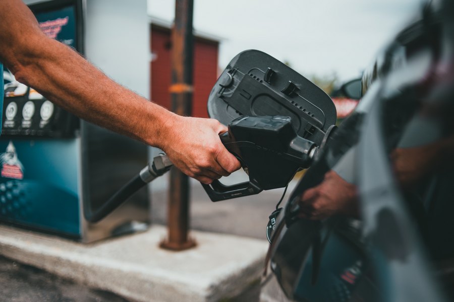 Cotația barilului a scăzut cu 10% de la începutul lunii iunie, prețul carburanților crește continuu. / Foto: pexels.com
