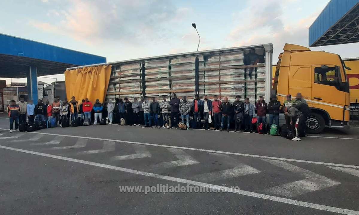 „Surpriză” în Vama Nădlac: 36 de migranți, descoperiți într-un TIR plin cu sicrie. / Foto: politiadefrontiera.ro