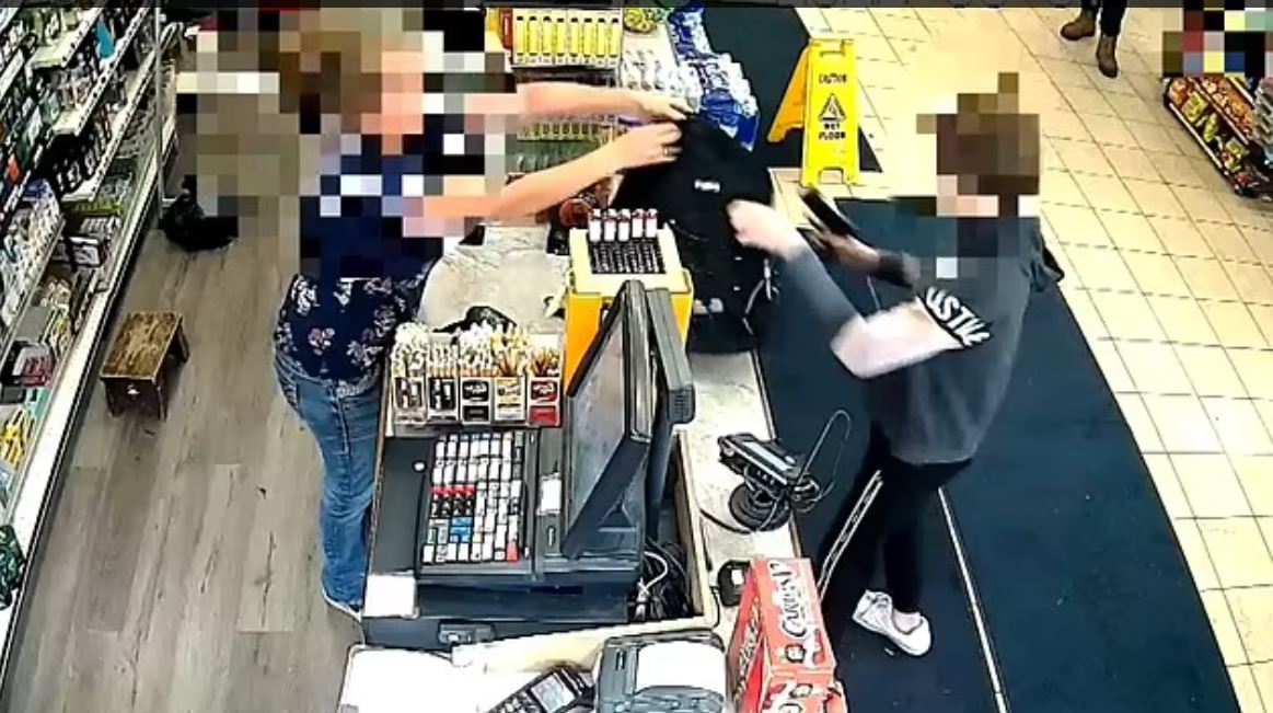 Moment șocant: Un băiat de 12 ani a jefuit o benzinărie din Michigan/foto: hartford police