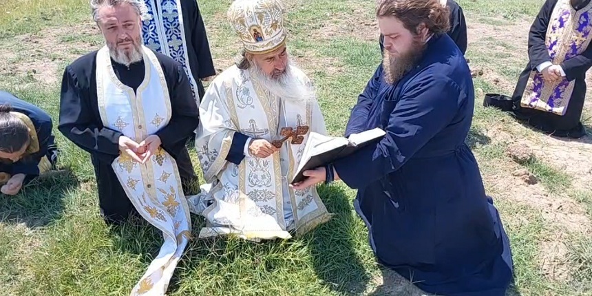 Arhiepiscopul Tomisului, ÎPS Teodosie, s-a rugat pe câmp, în genunchi, pentru ploaie. / Foto: news.ro