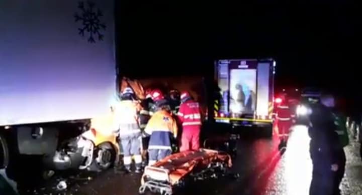 Un șofer de dubă a murit pe Valea Oltului. A intrat în plin într-un TIR oprit. / Foto: Info Trafic 24, Facebook