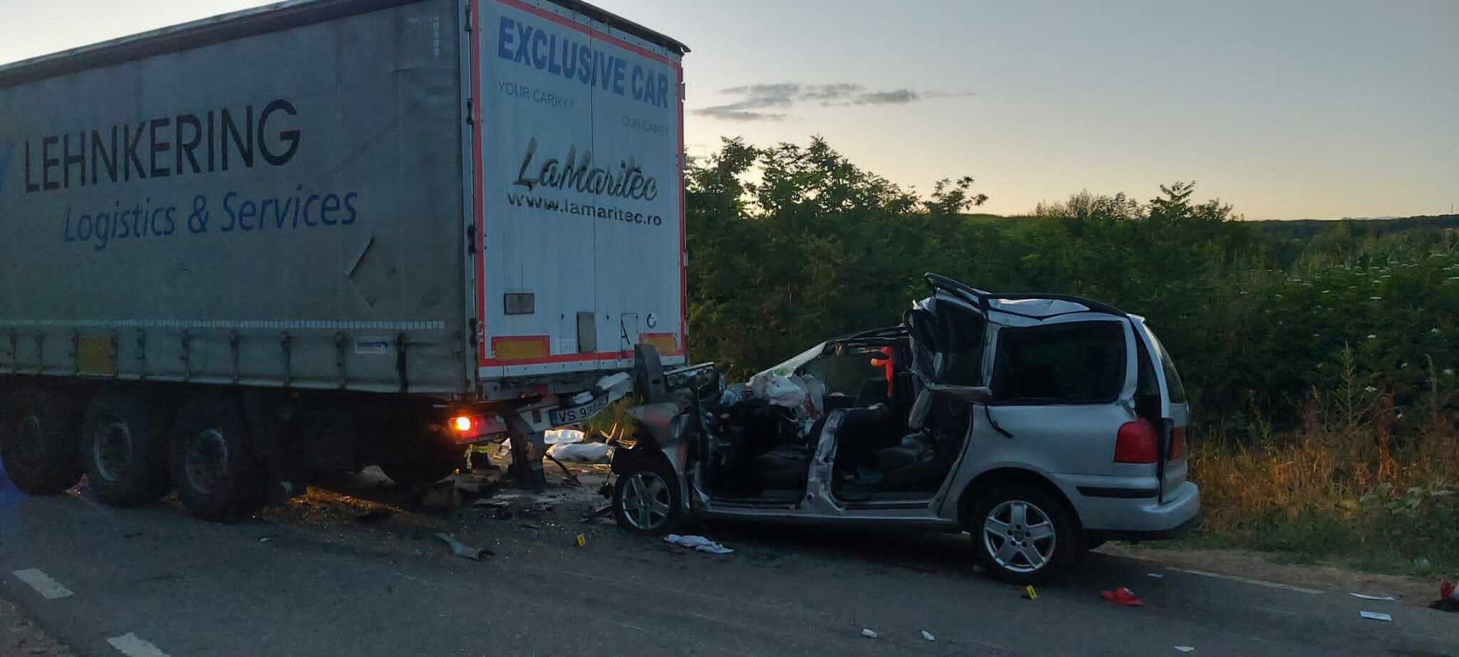 Un TIR a acroșat o căruță  pe DN 24 A, o mașină a intrat sub TIR, 2 copii și un adult au murit. / Foto: ISU Vaslui