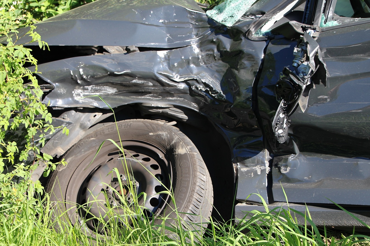 Un șofer în vârstă de 42 de ani, în timp ce conducea un autoturism pe aleea de acces din curtea Mănăstirii Cernica, a acroşat două persoane - Foto: PxHere