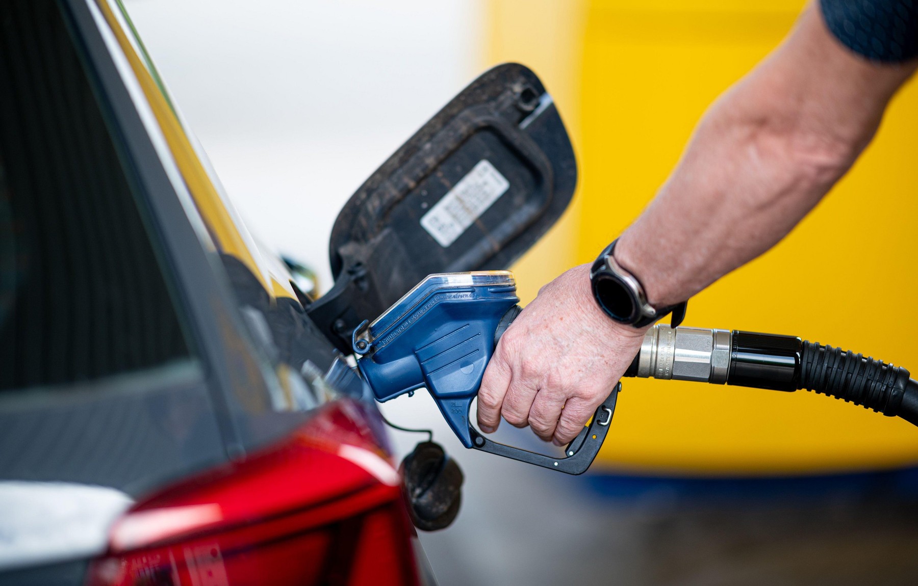 Ungurii pun cu 70 de litri mai multă motorină decât românii cu salariul minim. Polonezii cu 90 / Profimedia