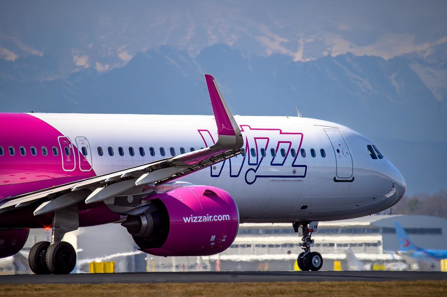 Wizz Air își reduce activitatea în această vară din cauza lipsei forței de muncă și a grevelor/FOTO: Facebook/Wizzair