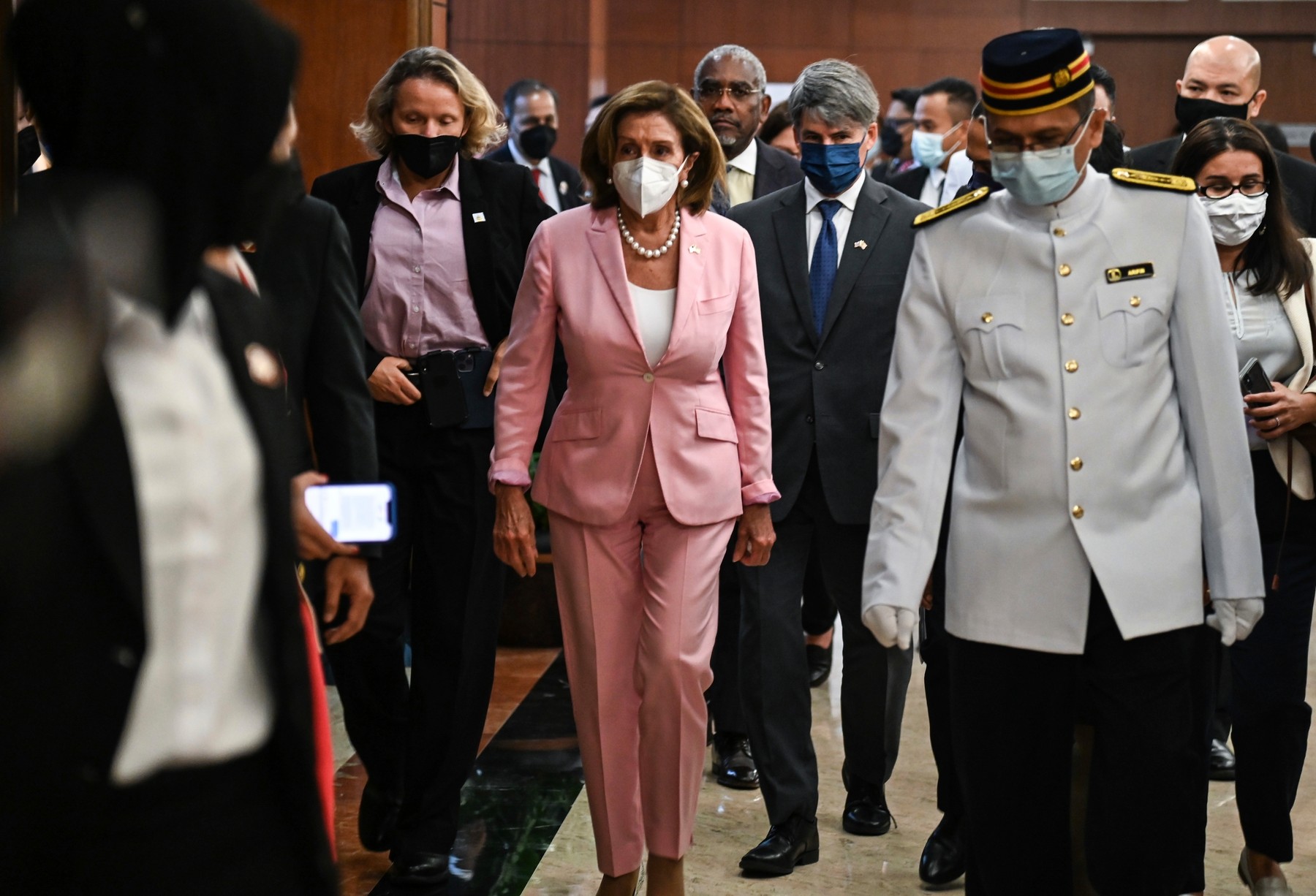 Președintele Camerei Reprezentanților din SUA, Nancy Pelosi, în centru, vizitează casa parlamentului din Kuala Lumpur, marți, 2 august 2022/foto: profimedia
