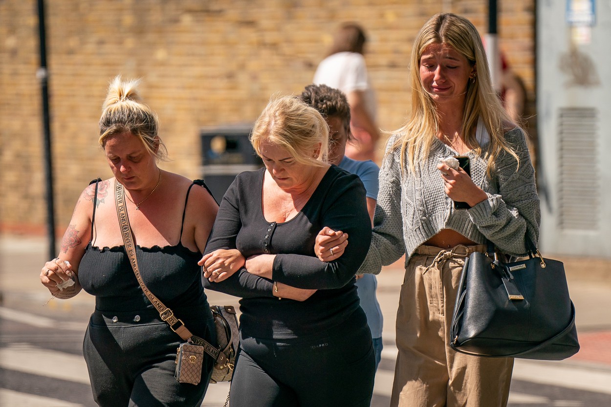 Mama copilului, Hollie Dance (în centru), înconjurată de familie și prieteni, în fața spitalului regal din Londra, sosește pentru a vorbi presei după moartea fiului ei de 12 ani, Archie Battersbee - Foto: Profimedia Images