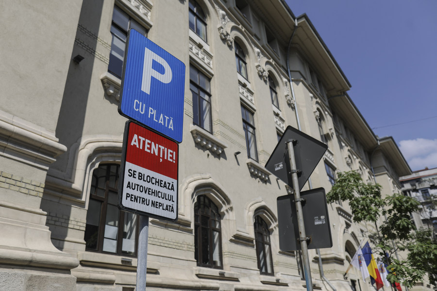 Începând din 15 august, toți șoferii, inclusiv riveranii, trebuie să plătească 10 lei/h parcarea sau un abonament de până la 900 lei/lună, dacă folosesc locurile „albastre”. / Foto: Inquam Photos / Octav Ganea
