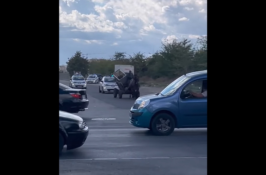Urmărirea secolului în București: 3 mașini electrice de poliție se chinuie să prindă o căruță. / Foto: captură video