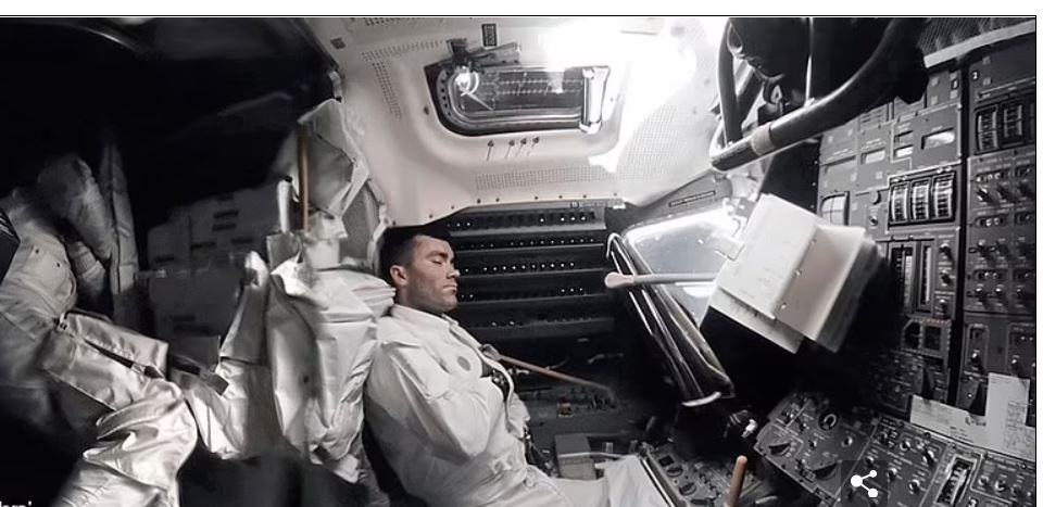 Fred Haise încearcă să doarmă în modulul rece al navei Apollo 13/foto: nasa