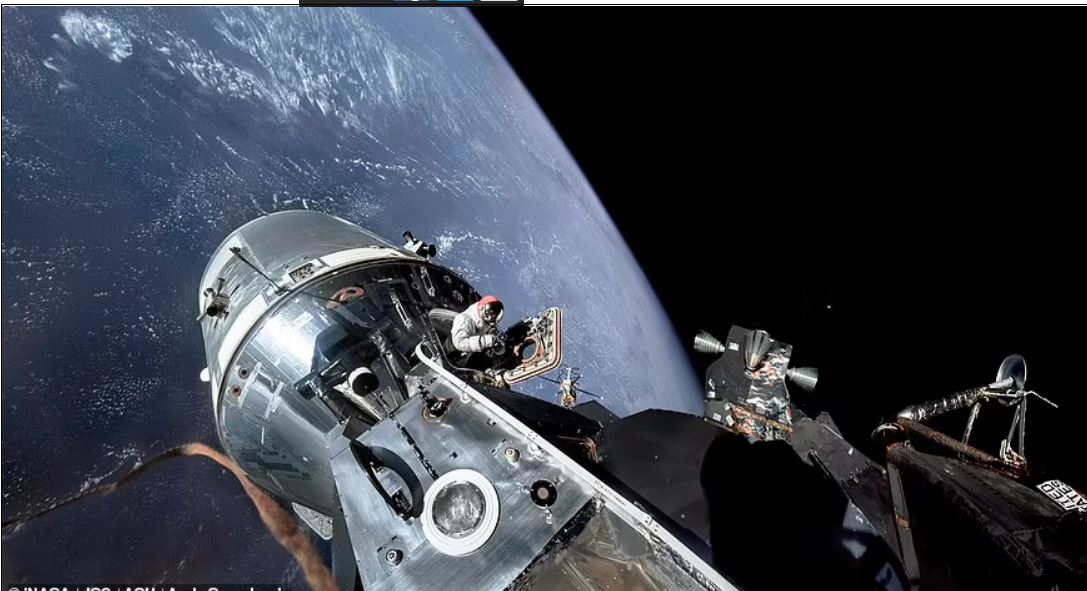 David Scott este văzut în trapa modulului de comandă al navei Apollo 9 în 1969/foto: nasa