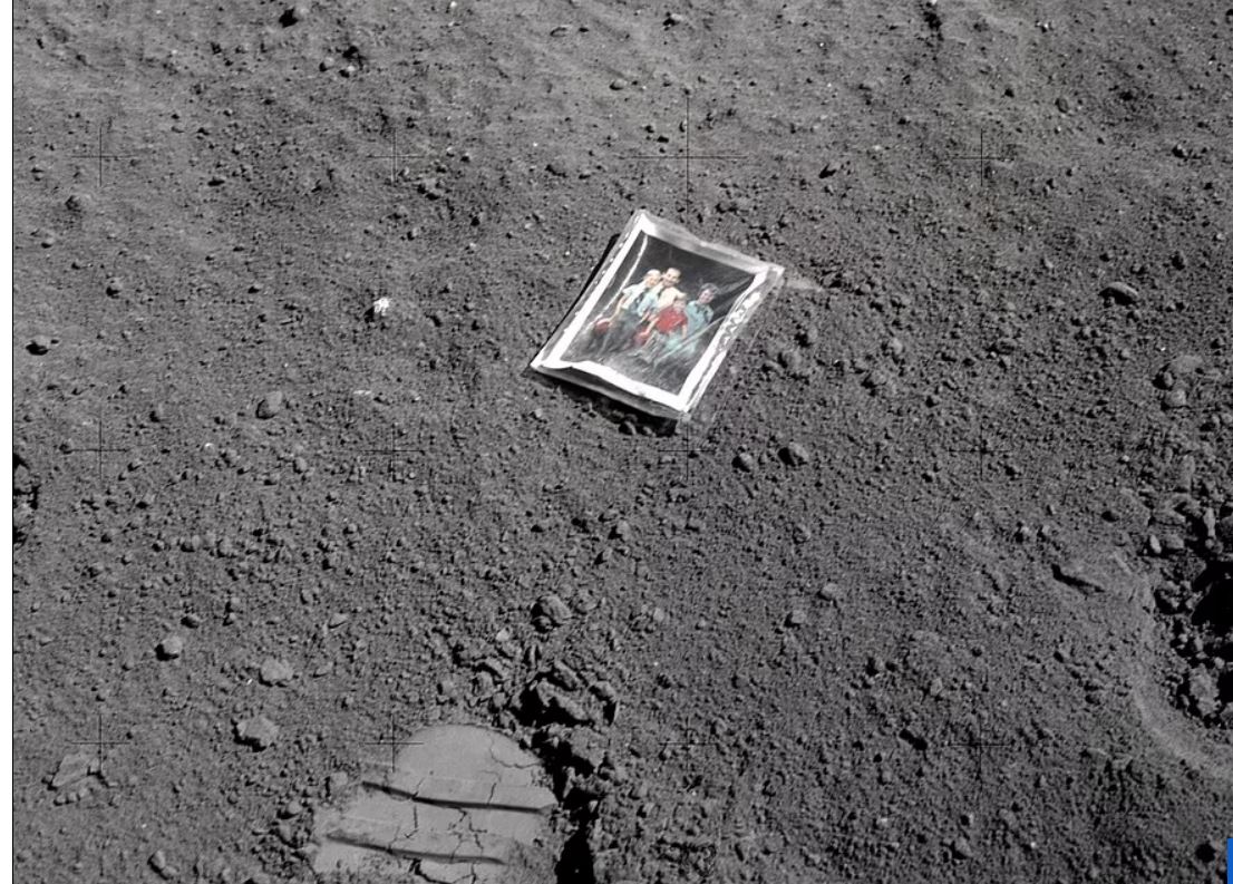 Charles Duke lasă o fotografie a familiei sale pe suprafața Lunii/foto: nasa