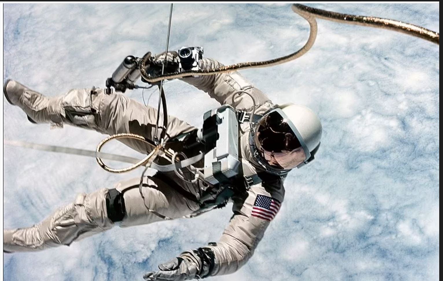 Ed White părăsind aeronava Gemini IV în 1965/foto: nasa