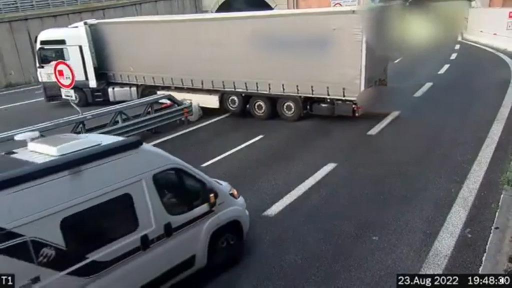Un șofer de TIR a întors în mijlocul unei autostrăzi din Italia. / Foto: captură video