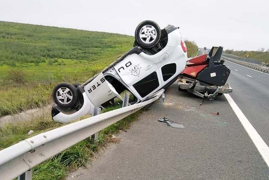 O Dacia Duster cu remorcă s-a răsturnat „singură” pe autostradă. / Foto: DRDP Timișoara